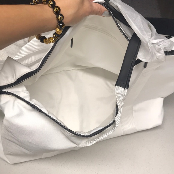 🆕 Lacoste White Weekender Bag - Picture 6 of 7